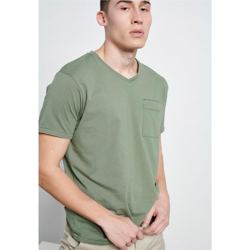 Βαμβακερό t-shirt με άνοιγμα v και τσέπη στο στήθς