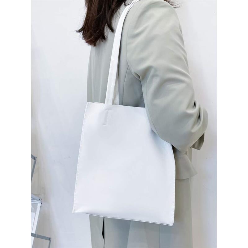 Μινιμαλιστική λευκή τσάντα ώμου
