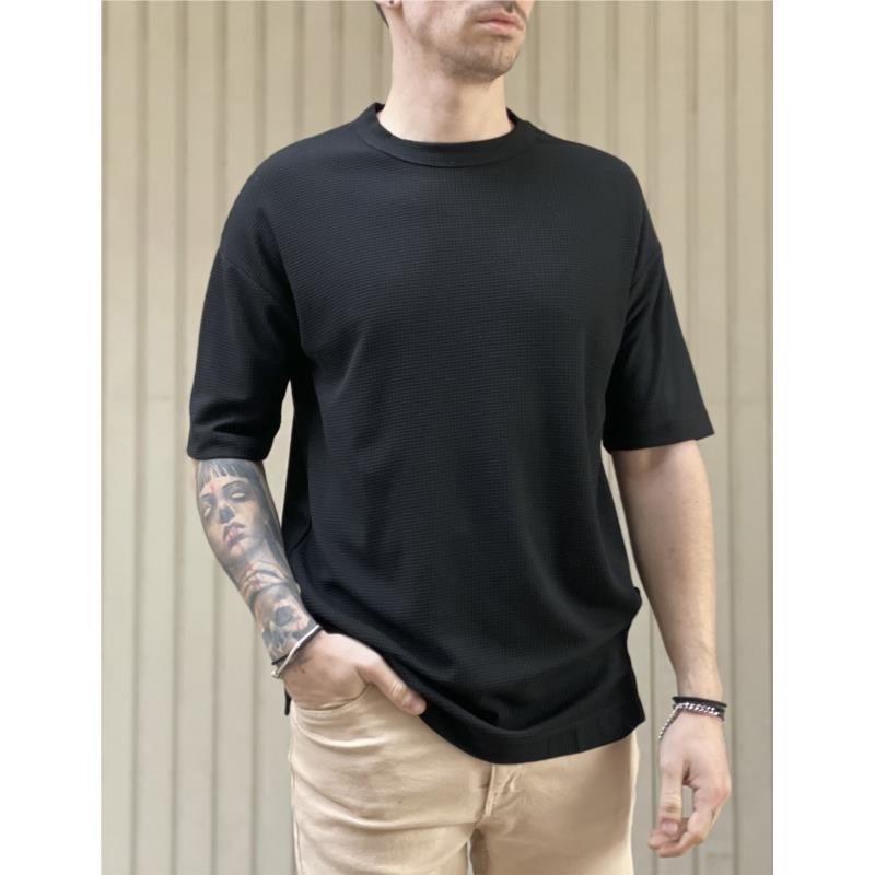 Ανδρική μαύρη κοντομάνικη μπλούζα με ανάγλυφο σχέδιο TST909