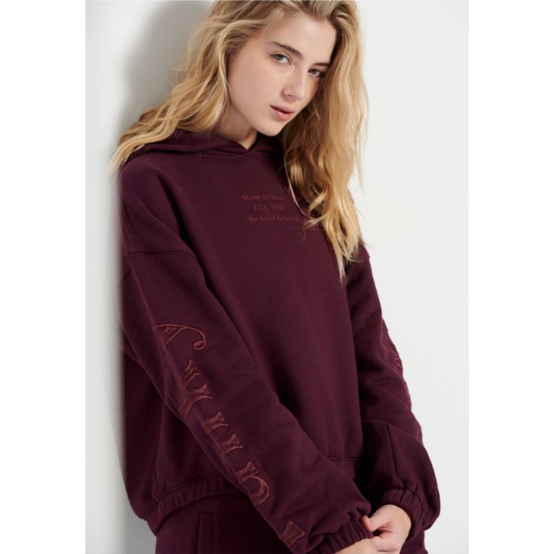 Oversized φούτερ με κουκούλα και κέντημα στα μανίκια